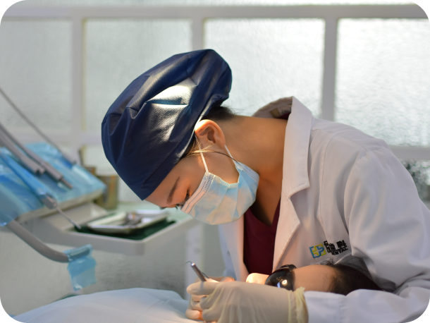 歯の状態チェック中の写真