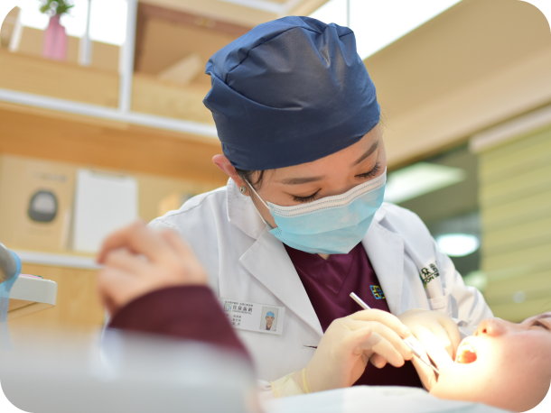 女性スタッフの写真